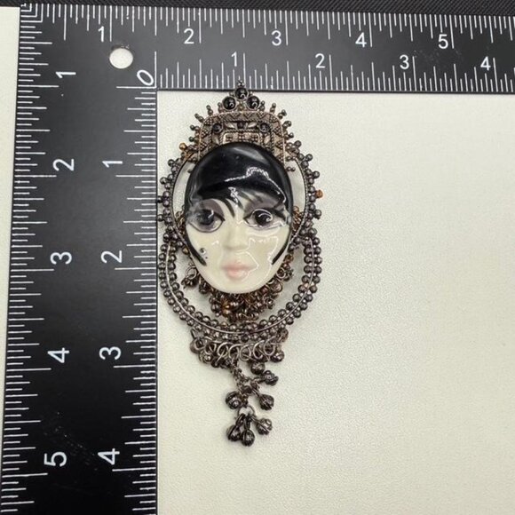 Vintage Retro Flapper Face Brooch Hand-Painted Lady Pin Art Deco Style - Picture 4 of 10